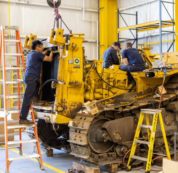 Members of the Carter Machinery team working on a Cat machine.
